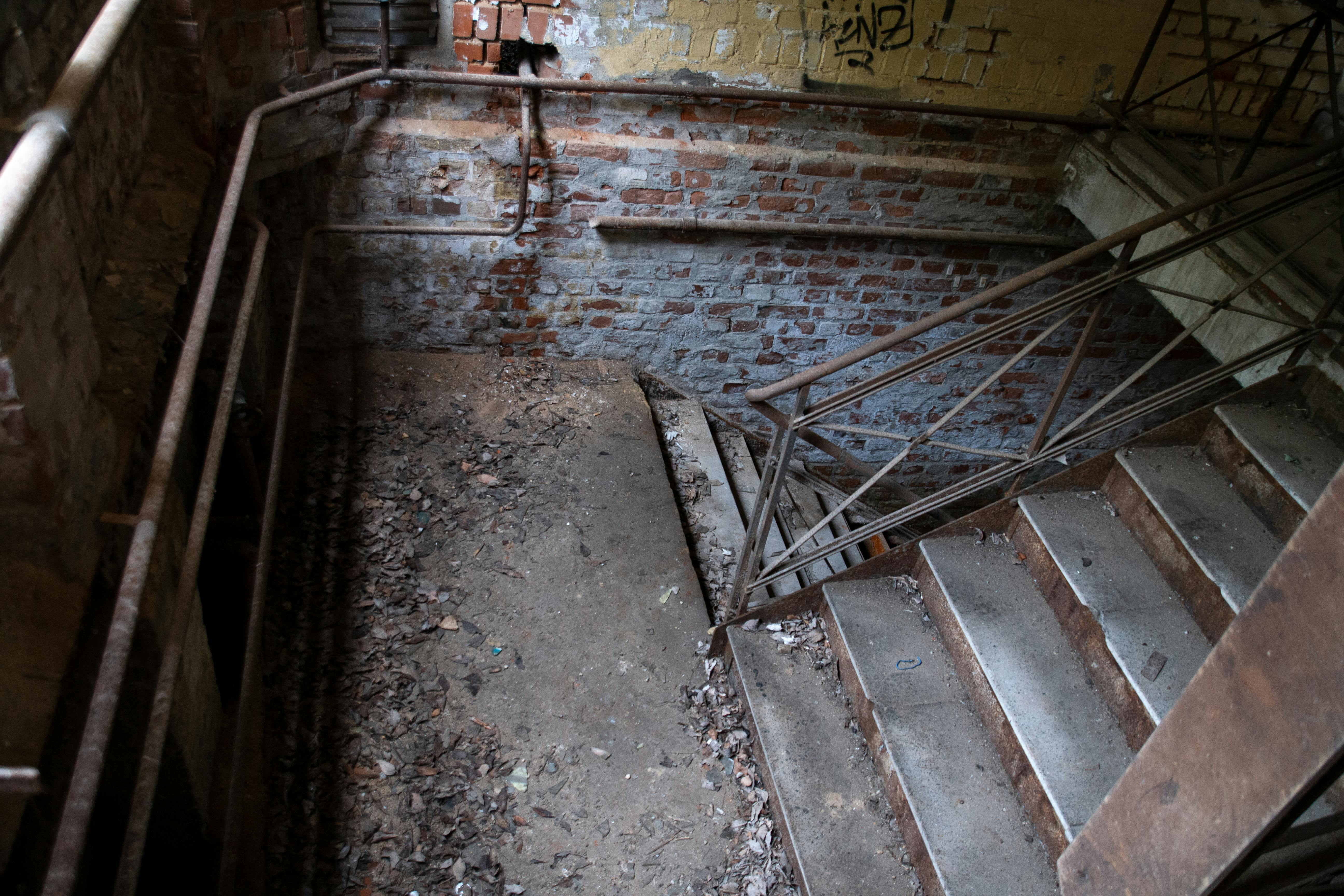 How to Tell if Your Stair Railing Is Unsafe or Needs Welding Repair ...